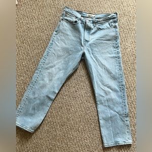 Light wash Levi’s wedgie fit jeans